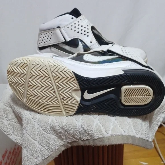 NIKE MENS AIR MAX SIZE 9.5 IN A BEAUTIFUL BLACK AND WHITE LEATHER UPPERS 😍 👌 ♥ - Picture 3 of 8